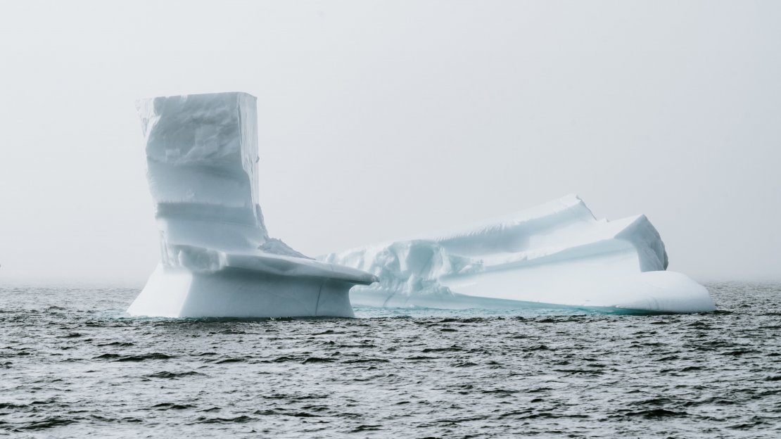 5K高清海面上冰山壁纸图片