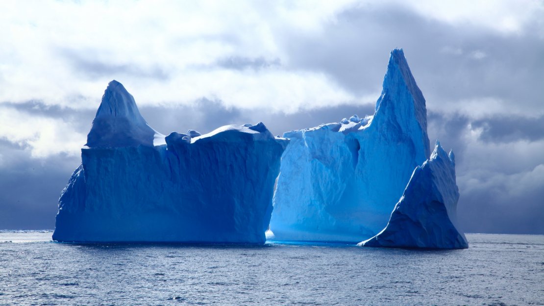 5K高清海面上冰山壁纸图片
