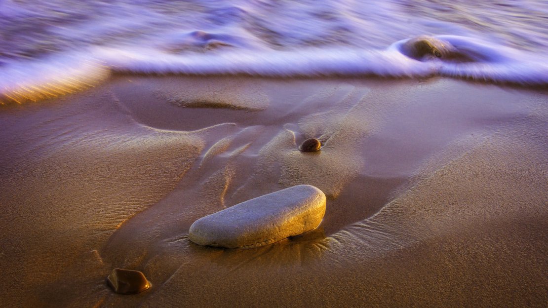 海滩沙滩上的鹅卵石