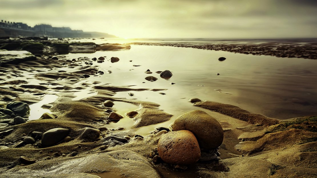 海滩沙滩上的鹅卵石